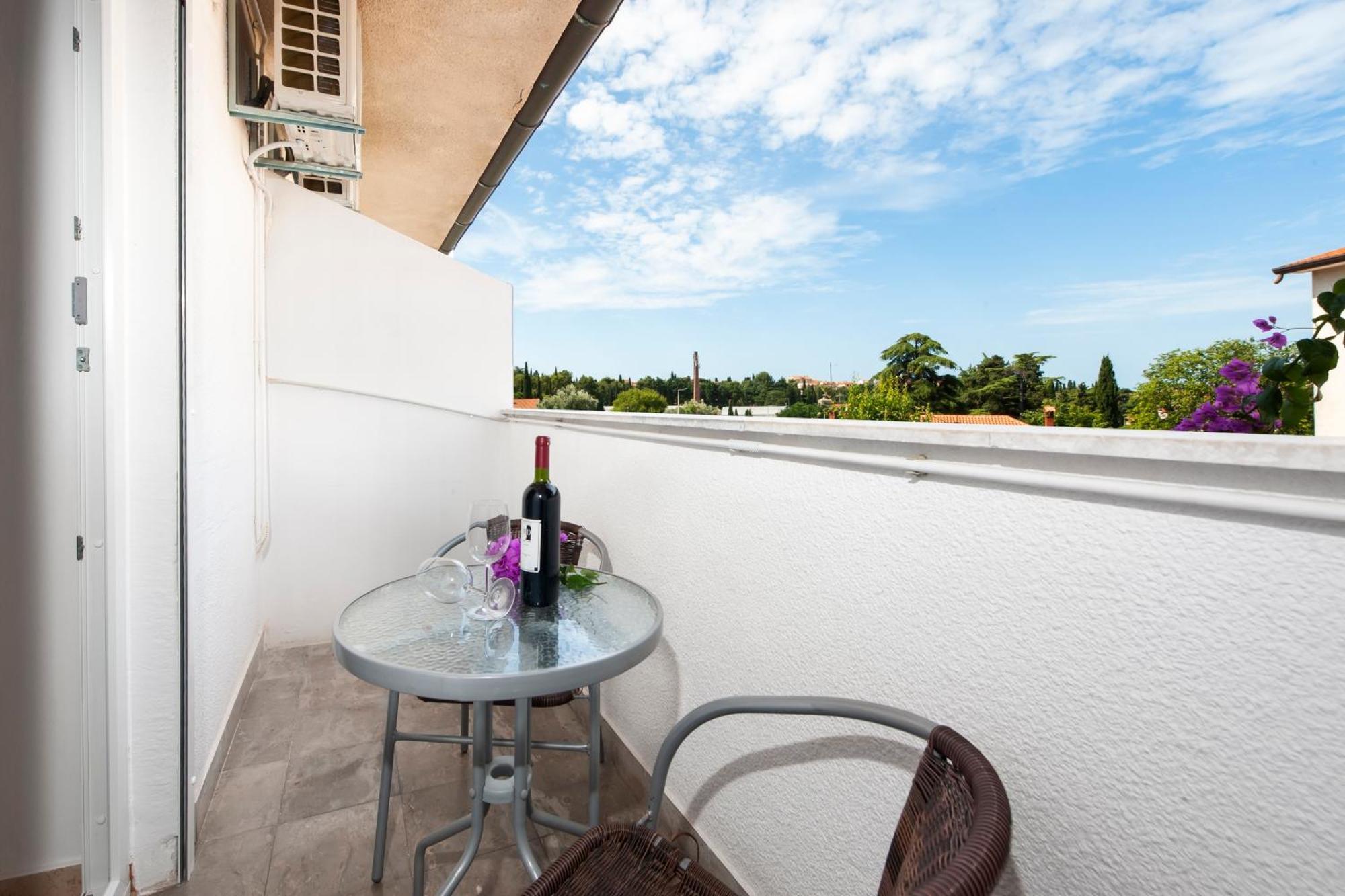 Luna Tsuki Seven Aparthotel Rovinj Exterior photo
